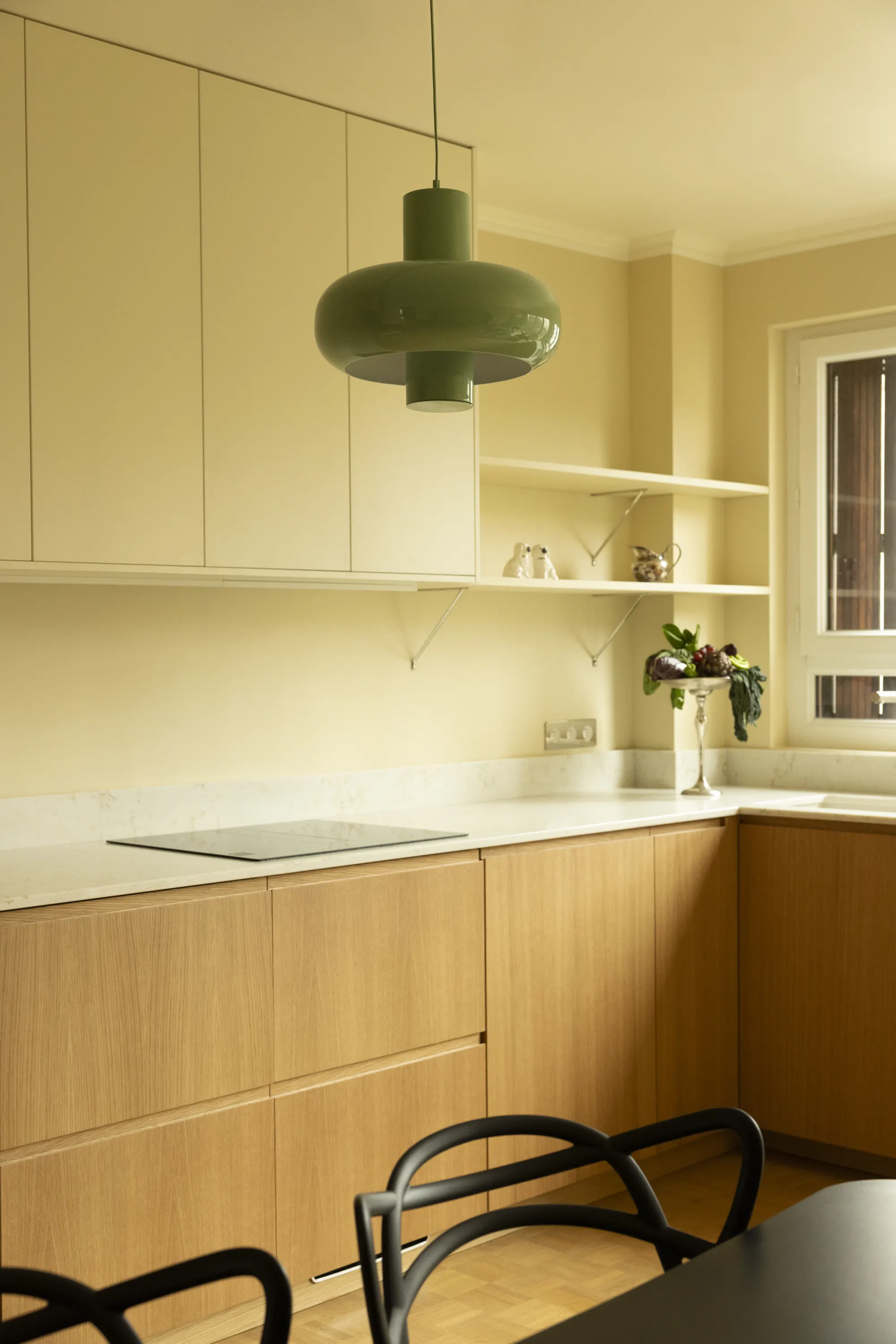 Kitchen with cream and oak fronts, green glass pendant